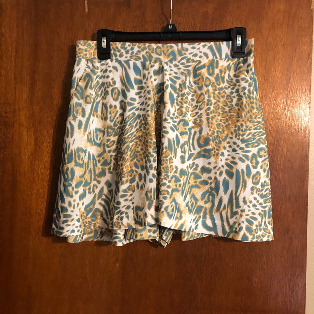 Green and Yellow Animal Print Elastic Shorts Size Large